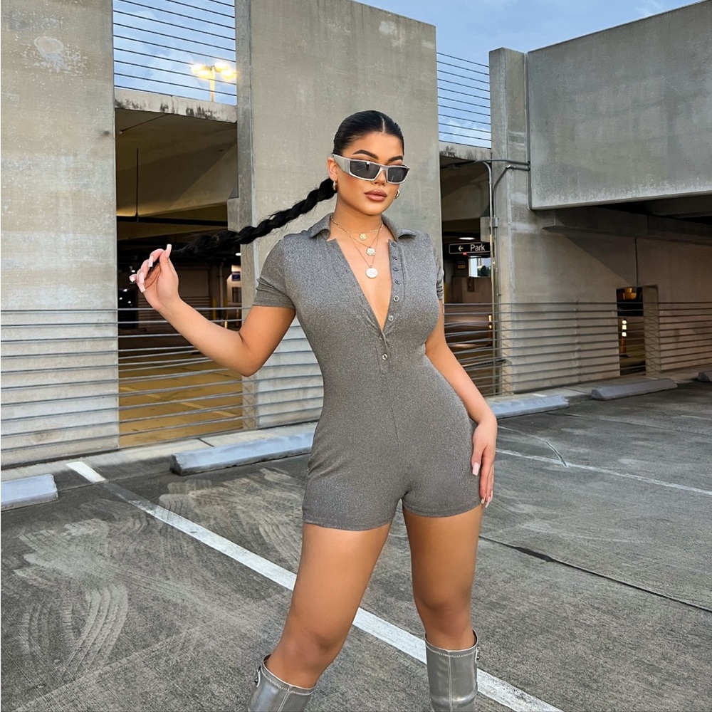 RIBBED SNATCHED BUTTON UP ROMPER - Grey